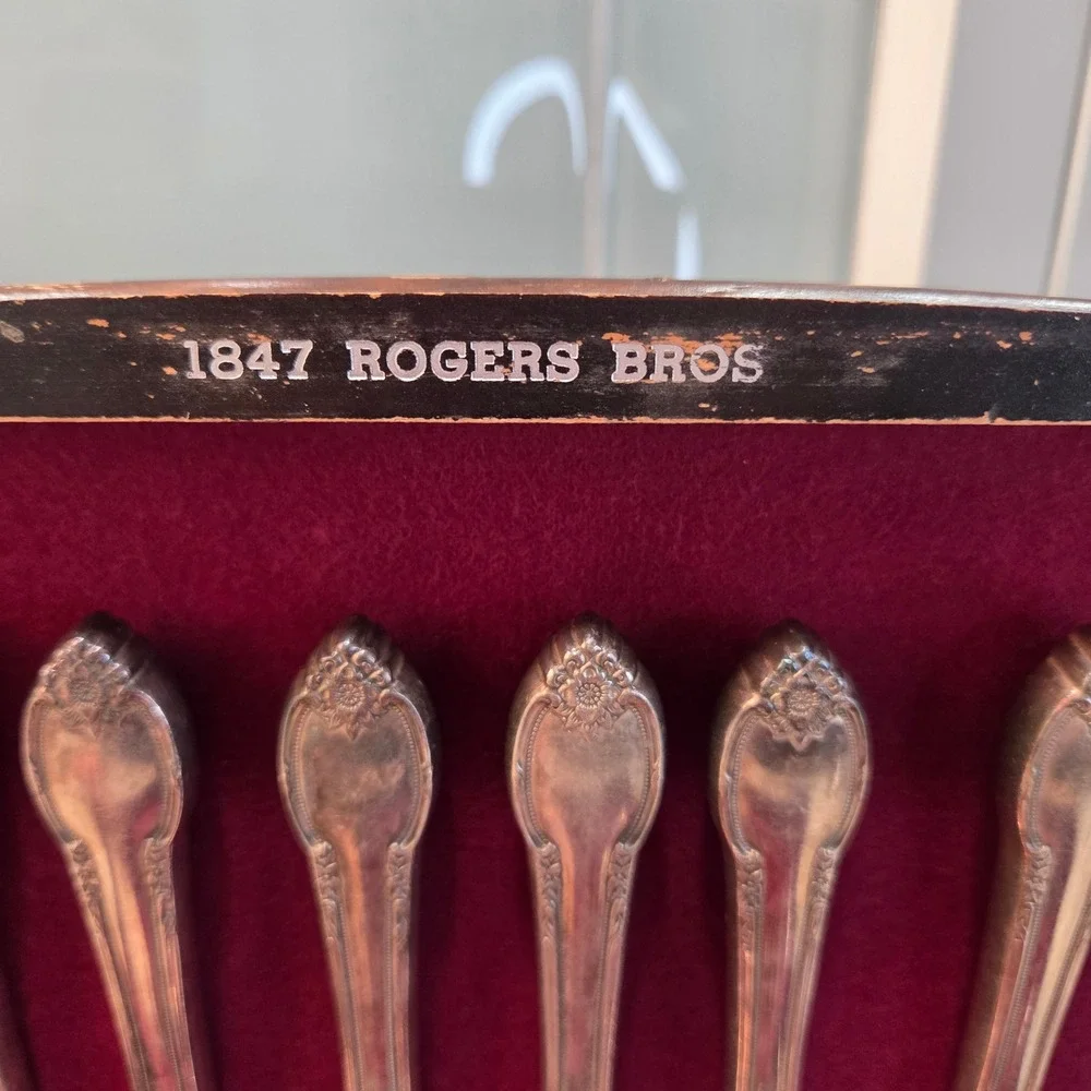 1847 Rogers Bros Remembrance Silverplate Flatware Set 100th Anniversary w/ Case